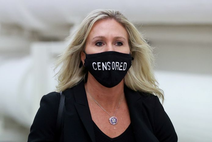 Marjorie Taylor Greene, een extreemrechts lid van het Amerikaanse Huis van Afgevaardigden, draagt een mondkapje met de tekst 'gecensureerd'.