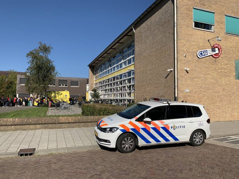 Politie en ambulance bij de school in Middelburg.