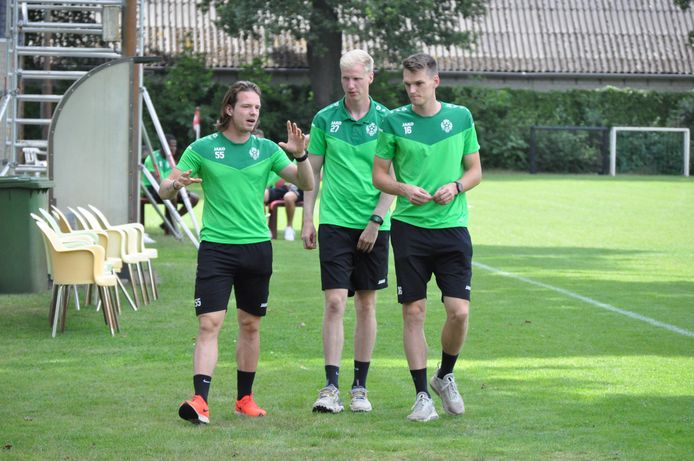 Hannes Smolders (r) in gezelschap van Axel Swerten, die in Visé tijdens de tweede helft inviel, en Stan Kolen.