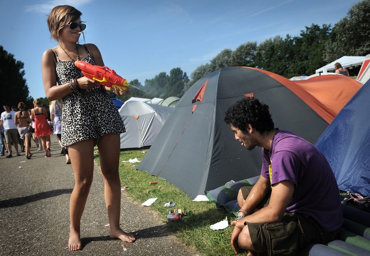 Een jongen ondergaat een schietpartij met waterpistool op Lowlands 2010. Beeld Marcel van den Bergh / de Volkskrant
