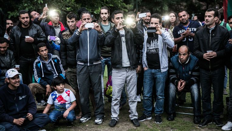 In het Maximiliaanpark trachten de aanwezige vluchtelingen er het beste van te maken. 'Te knus', noemde Francken dat. Beeld Bas Bogaerts