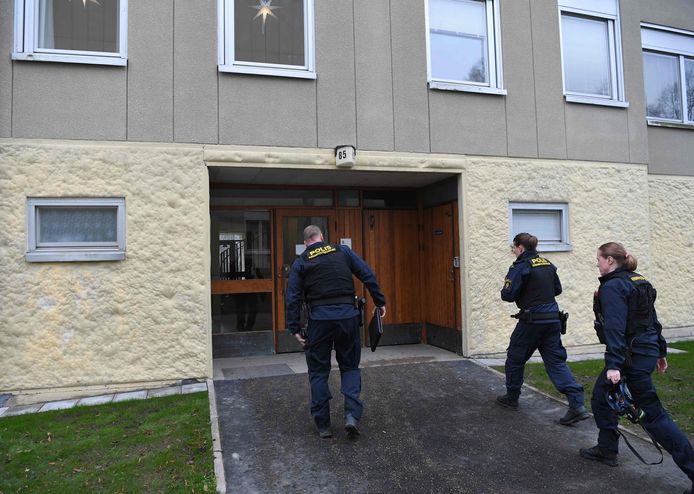Politie aan het bewuste appartementsgebouw in Haninge, ten zuiden van Stockholm.