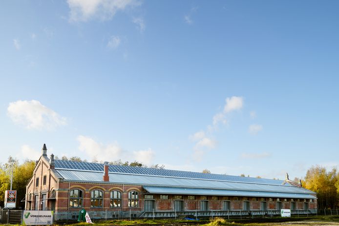 De douaneloods heeft een unieke en hoogtechnologische lichtstraat gekregen.