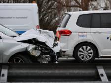 Persoon bekneld en twee kinderen lichtgewond bij ongeval met drie auto’s op de A59 bij Waalwijk