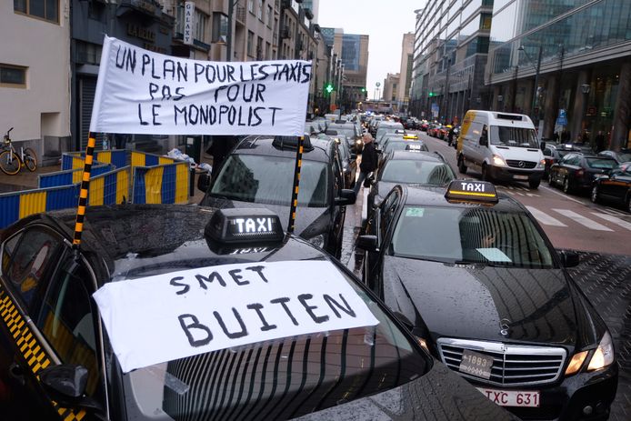 Op het Brusselse Rogierplein protesteren taxichauffeurs om maatregelen te eisen tegen chauffeurs van Uber.