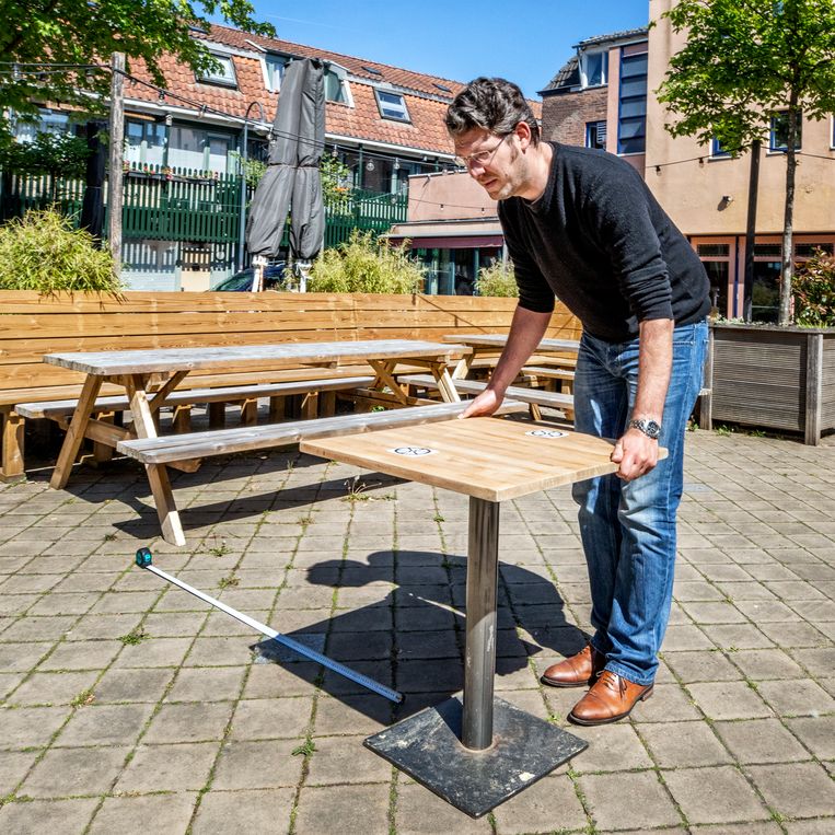 Stefan Duurkoop van de stadsbrouwerij Wageningen bekijkt op zijn terras hoe de regels voor hem uitpakken.  Beeld Raymond Rutting / de Volkskrant