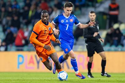 Scorende Banzuzi laat zich zien bij Jong Oranje: ‘Een speler als Ezechiel hadden we nog niet’