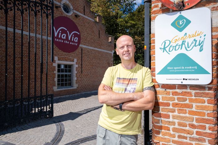 David Van Damme van restaurant ViaVia in Mechelen bij het Generatie Rookvrij-bord aan de ingang van de Kruidtuin.