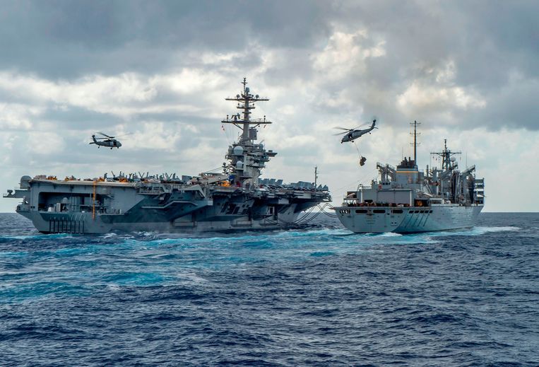 Amerikaanse schepen en helikopters op een foto van het Amerikaanse leger. Beeld AFP