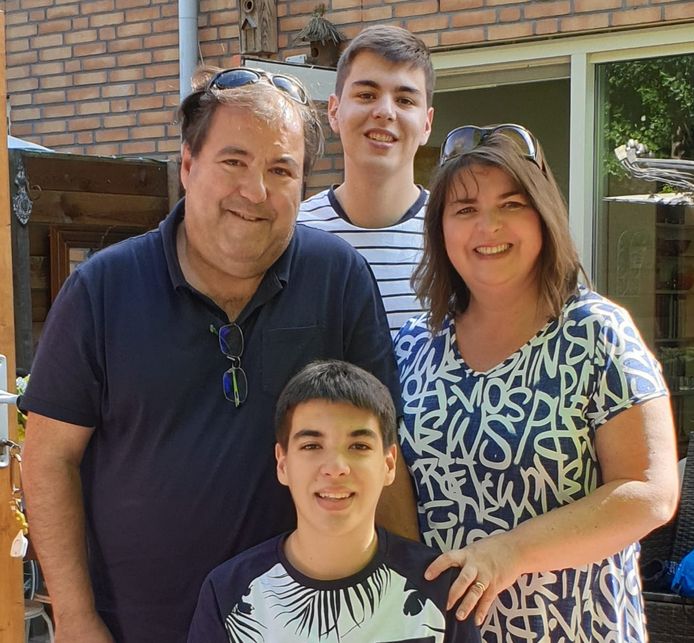 Het gezin in betere tijden: vader Adelino Ferreira Santos, moeder Florbela en de zoons André en Filipe.