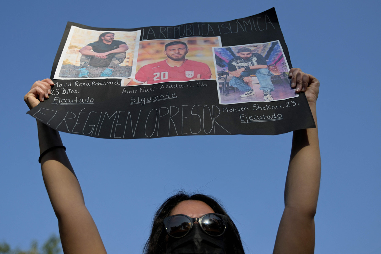 Voor de Iraanse ambassade in Mexico-Stad klaagt een vrouw de veroordeling van voetballer Amir Nasr-Azadani aan. Beeld AFP