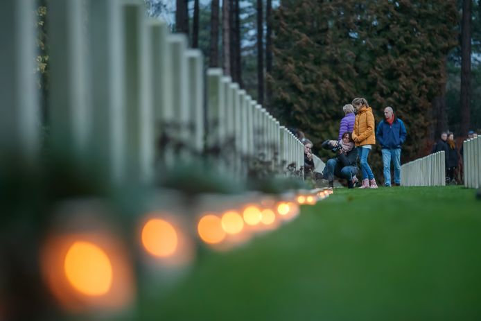 Het plaatsen van kaarsjes bij de oorlogsgraven van Canadese en Britse militairen in Bergen op Zoom op kerstavond is een traditie geworden die ook in Canada niet onopgemerkt voorbijgaat.