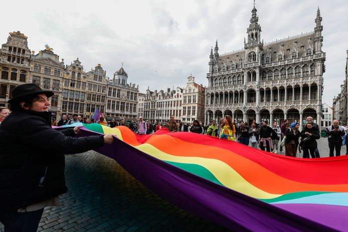 Archiefbeeld. Een regenboogvlag op de Grote Markt in Brussel aan de start van de Belgische Pride in mei 2022.