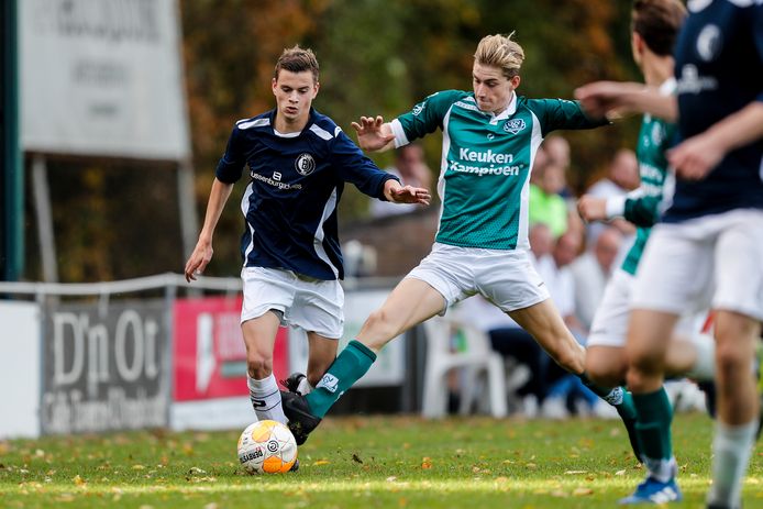Daan Diepstraten (hier in het blauw) scoorde tweemaal namens Bavel tegen FC Tilburg.