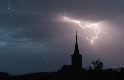 Onweerszone die richting ons land trekt, teisterde Frankrijk al: dode in Rouen, 4.500 woningen zonder stroom