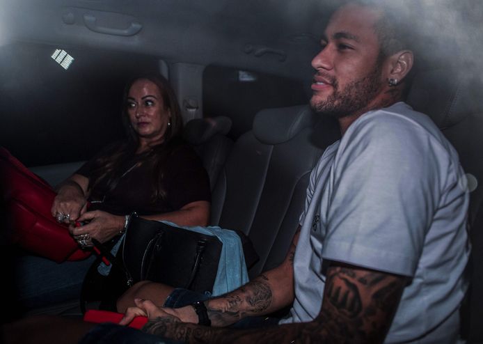 Neymar met moeder Nadine Goncalves Da Silva bij hun aankomst in Belo Horizonte.