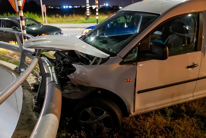 Grote ravage op de Megensebaan na een ongeval.