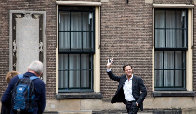Premier Mark Rutte wandelt over het Binnenhof. Beeld Freek van den Bergh