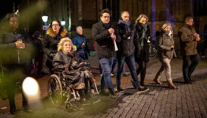 De Bossche lichtjesprocessie door de stad met organisator Nol Roos, rechts naast rolstoel.