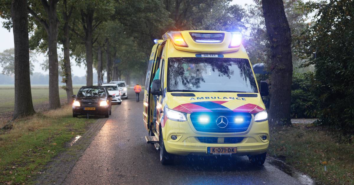 Vrouw gewond op straat achtergelaten na aanrijding in buitengebied Ommen.