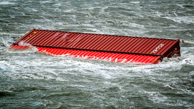 Gronings vrachtschip verliest 33 containers langs de Schotse kust