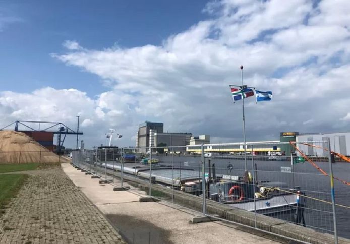 De Sempre Spera vol giftige lading ligt - achter hekken - aan de kade van de haven in Veghel. Op de achtergrond Agrifirm en het distributiecentrum van Jumbo