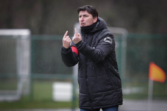 Luc Nilis (SV Belisia) ziet mogelijkheden en stuurt meteen zijn spelersgroep bij. Benieuwd of dat zaterdagavond tegen leider Hoogstraten ook zal lukken.