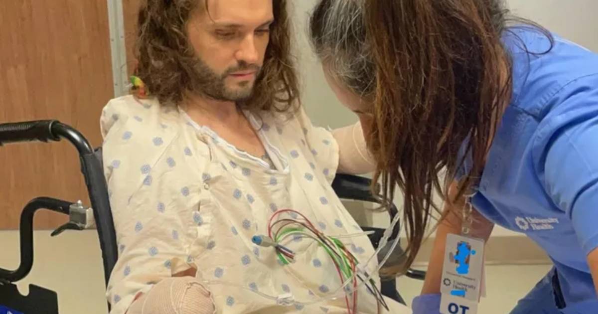 Un americano perde due braccia e mezzo piede dopo un solo morso di pulce  al di fuori