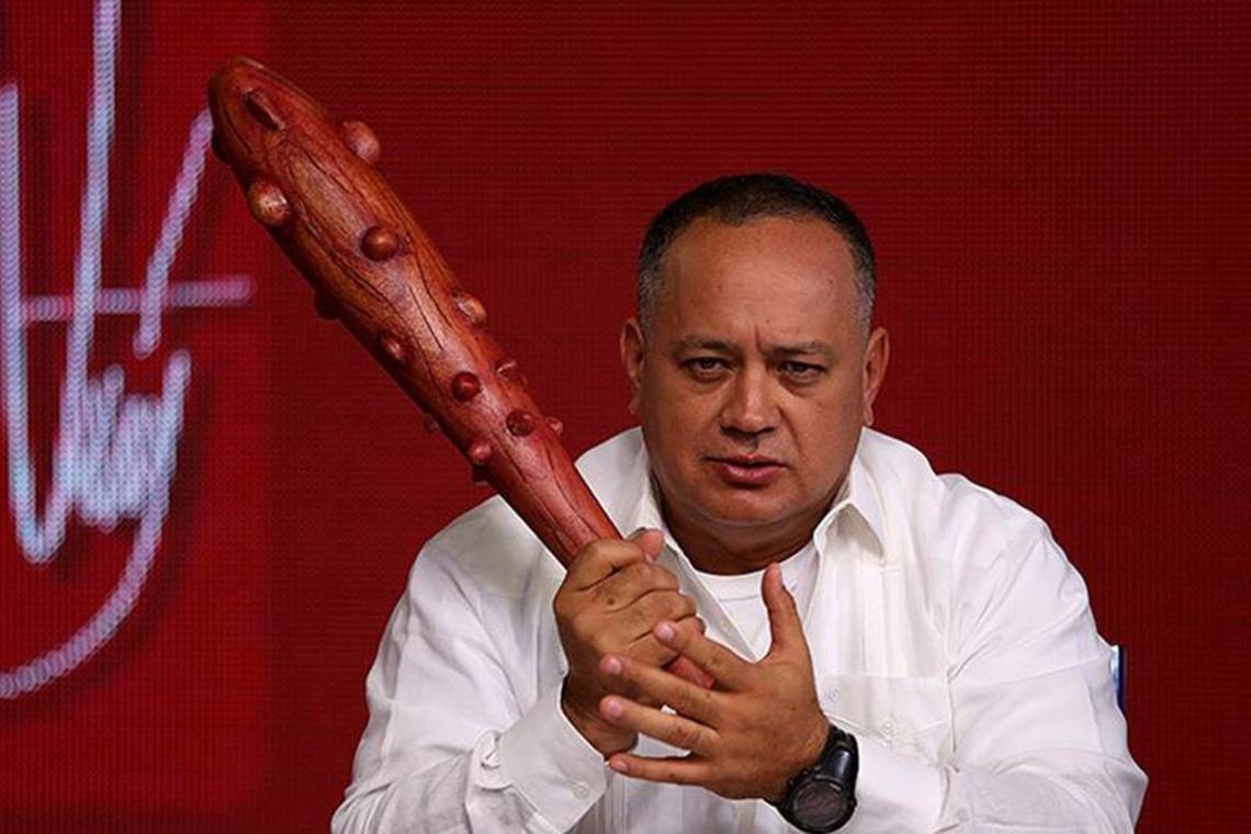 Wie is Diosdado Cabello, de met een knots zwaaiende minister waarvoor Venezolanen bibberen?