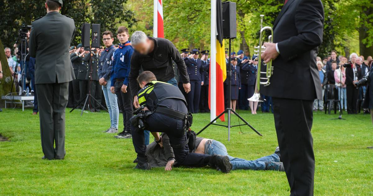 Un homme ivre perturbe le jour du Souvenir à Breda : « Triste et inutile » |  Brabant