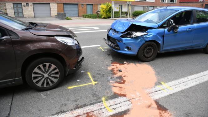 Auto’s botsen frontaal op Diestsesteenweg nadat vrouw afwijkt van rijstrook