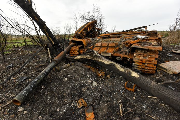 Un carro armato russo distrutto a Mala Komishevakha, nella regione di Kharkiv.  Foto del 30 settembre.