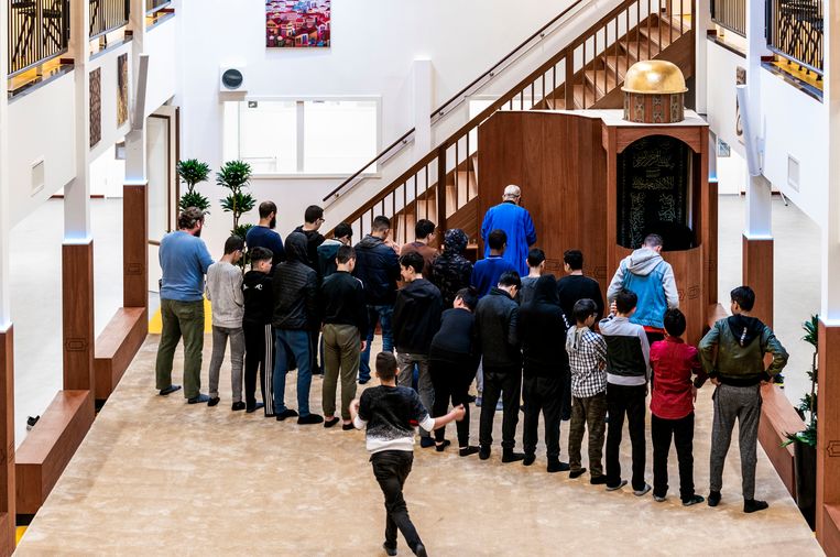 Kinderen bidden op het Cornelius Haga Lyceum in Amsterdam.  Beeld Freek van den Bergh / de Volkskrant