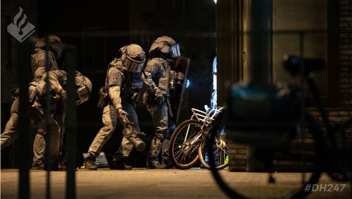 De politie valt een woning binnen. Het is een van de vele acties op 16 september 2020 als Piet S. en zijn vermeende kompanen gearresteerd worden.
