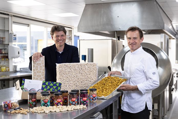 Jeroen Kamans (links) en Bert Annink zijn dagelijks bezig met nieuwe smaken, waarmee ze hun cashewnootjes kunnen aankleden.