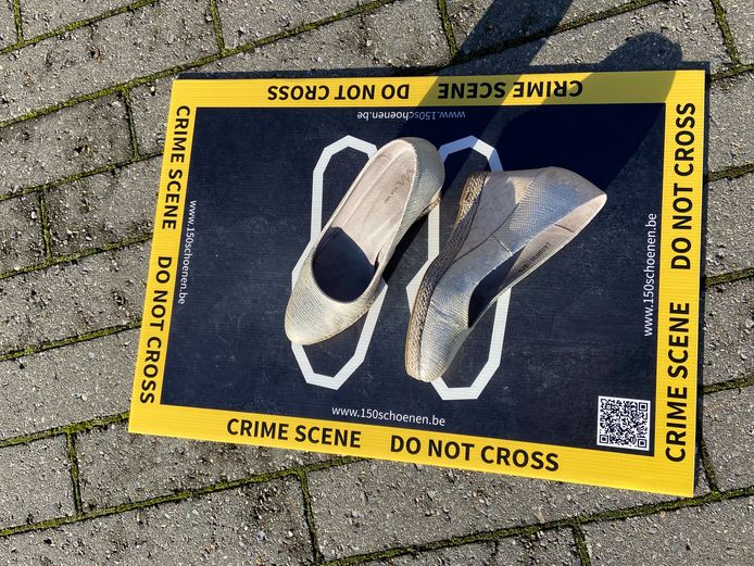 Een actie tegen partnergeweld: de schoenen op de 'crime scene' symboliseren visueel het partnergeweld.