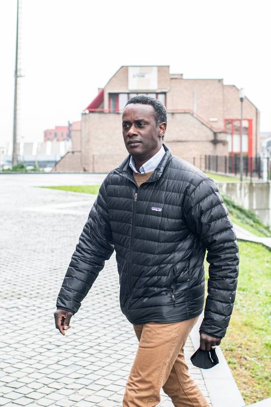 Ook Ousmane Dia, de vader van Sanda, volgt vanmiddag de zitting in Hasselt.