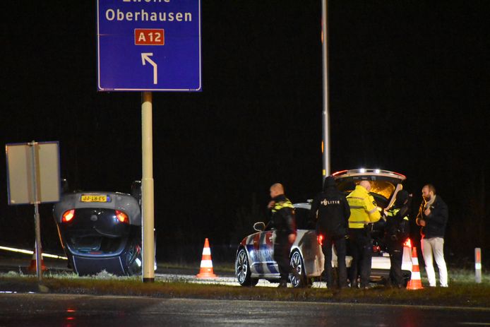 Met zijn Ford Ka is de automobilist over de kop geslagen, maar hij mankeert niets.