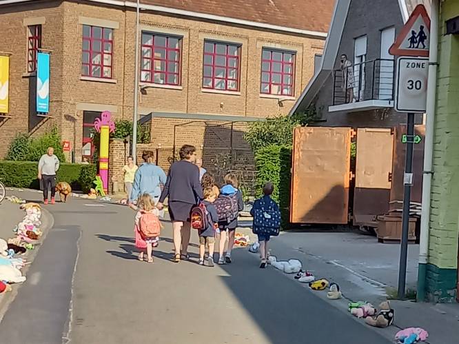 Oudercomité Aspelare zet voetpaden af met knuffels als actie voor veilige schoolomgeving: “We willen veranderingen vóór er een zwaar ongeluk gebeurt”