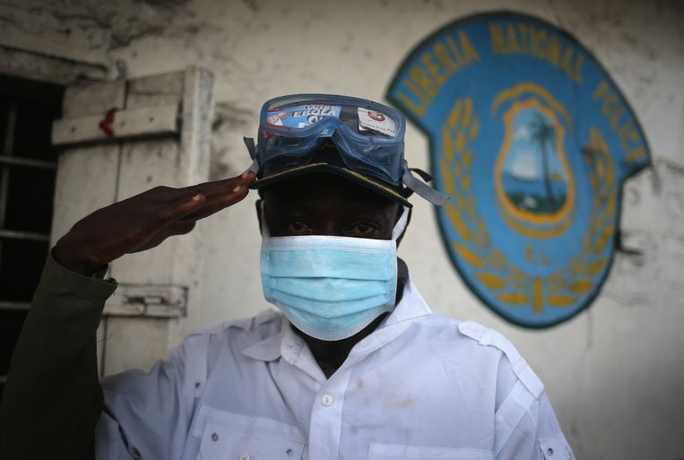 Liberia is nog altijd waakzaam voor nieuwe ebola-gevallen. Een politie-assistent staat klaar om lichaamstemperaturen te meten in een politiebureau in Monrovia. Beeld getty