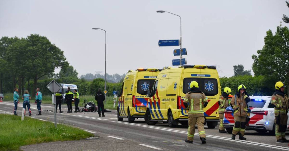 Motorrijder zwaargewond na botsing met auto.