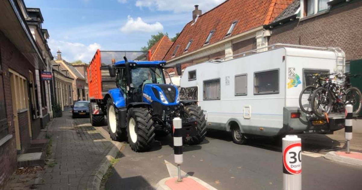 Wéér verkeersregelaar aangereden in Doetinchem; Dorpsstraat Laag-Keppel gaat dicht vanwege extreme drukte.