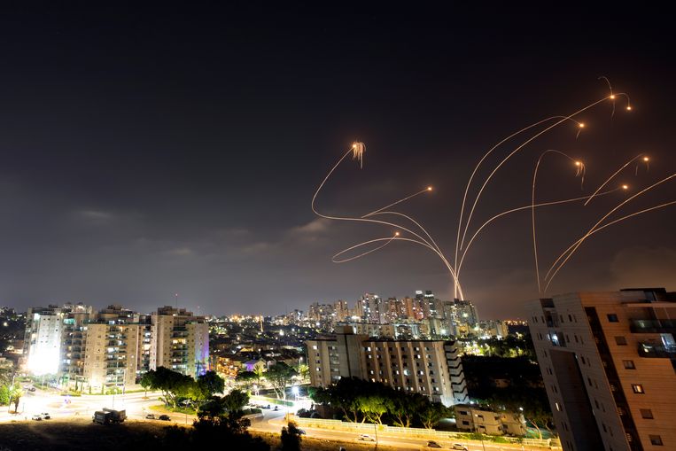 Het Israëlische raketafweersysteem schiet over het algemeen inkomende raketten  makkelijk uit de lucht.  Beeld Reuters