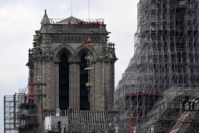 Foto’s tonen hoe kruis van Notre-Dame in Parijs op torenspits wordt gezet