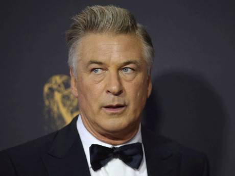 Echtgenoot en zoon van op filmset overleden vrouw klagen Alec Baldwin aan