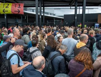 Luchthaven Charleroi dicht voor vertrekkende vluchten door staking, tientallen reizigers weigeren te vertrekken