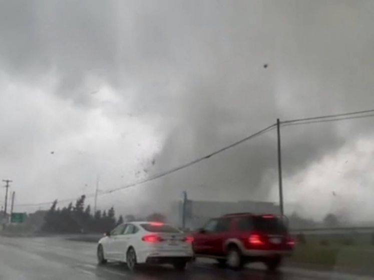 Angstig moment als tornado langs auto raast in Michigan