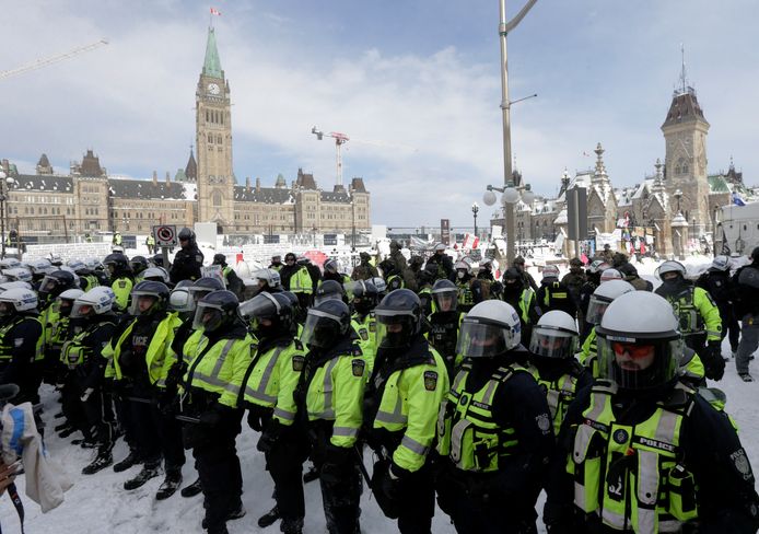 Politie houdt de wacht bij het Canadese parlement in hoofdstad Ottawa. (19/02/2022)