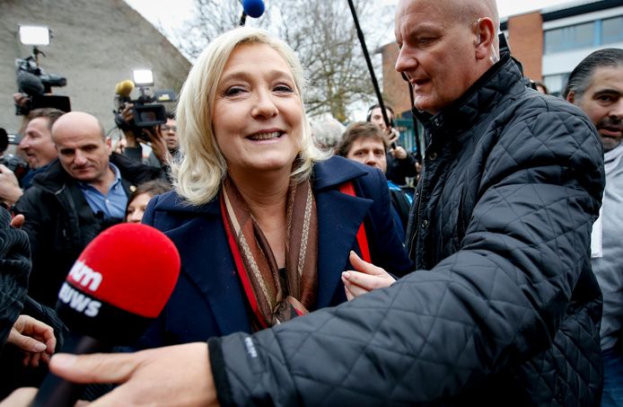 Marine Le Pen met haar bodyguard Thierry Légier (R).