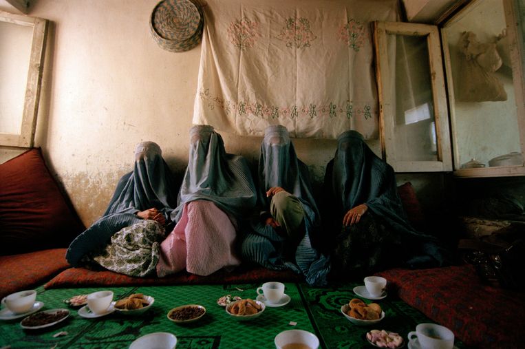 Voordat de taliban opnieuw het land veroverden, waren deze vier vrouwen gewoon aan het werk. In mei 2000, toen deze foto’s werden gemaakt, waren ze verplicht aan de haard gekluisterd. Beeld © Lynsey Addario / 2021 The Atlantic Monthly Group, Inc.   All rights reserved. Distributed by Tribune Content Agency